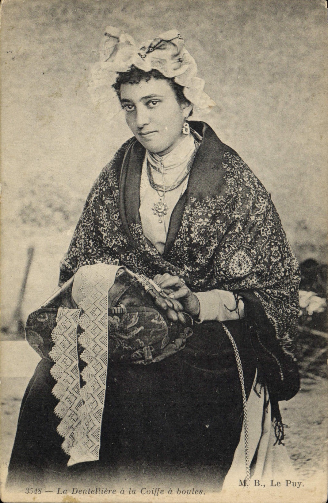 CPA Dentelle Dentelliere a la coiffe a boules 