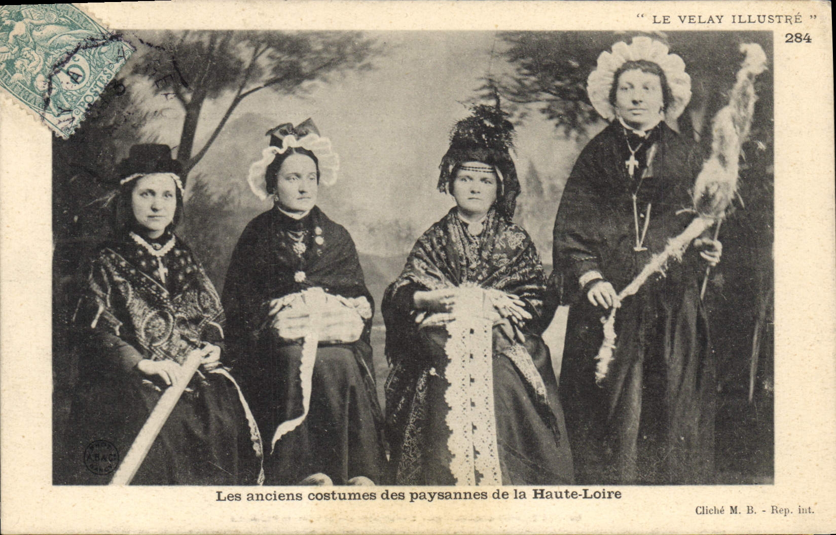 CPA Dentelle Dentelliere Les anciens costumes des paysannes de la Haute Loire 