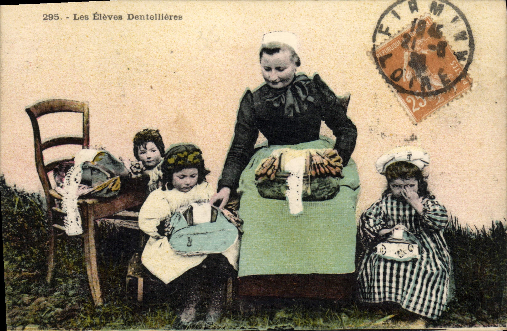 CPA Dentelle Dentelliere Les eleves dentellieres Enfants 