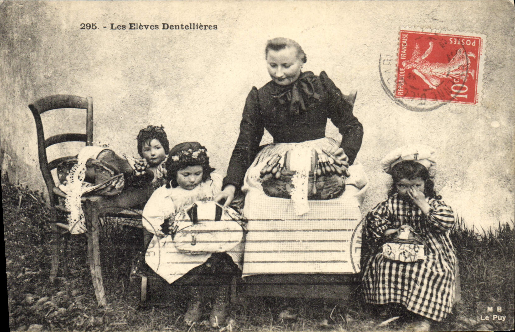 CPA Dentelle Dentelliere Les eleves dentelliers Enfants