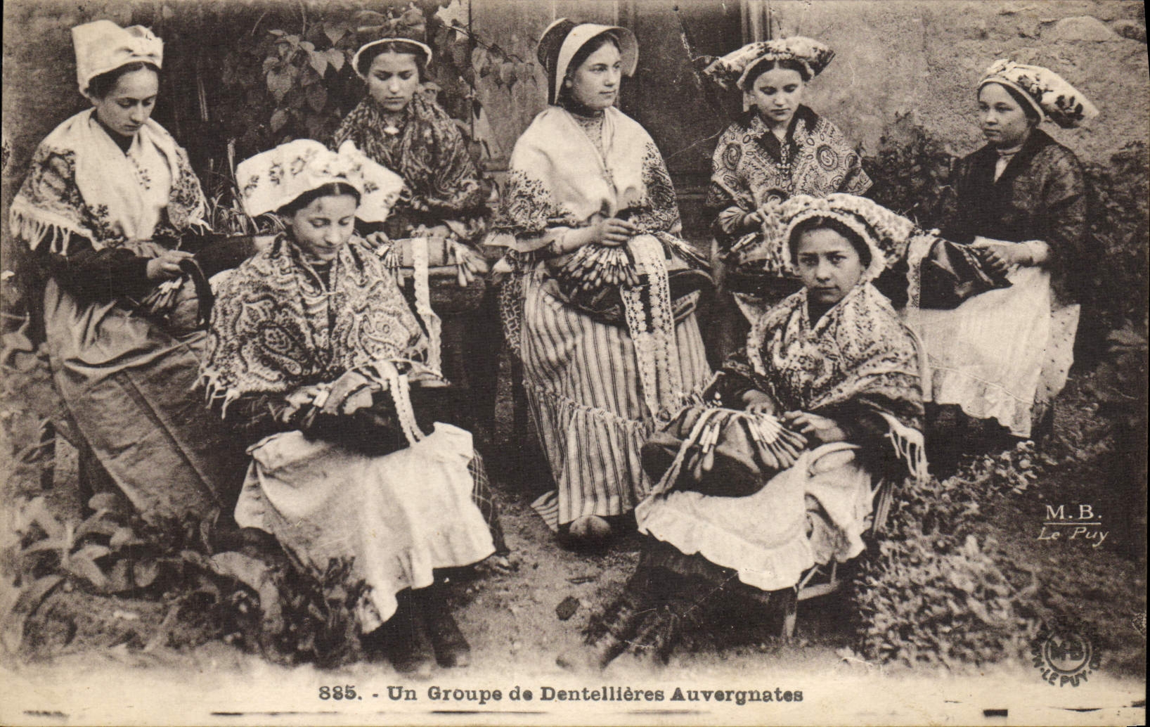 CPA Dentelle Dentelliere Un groupe de dentellieres Auvergnates 