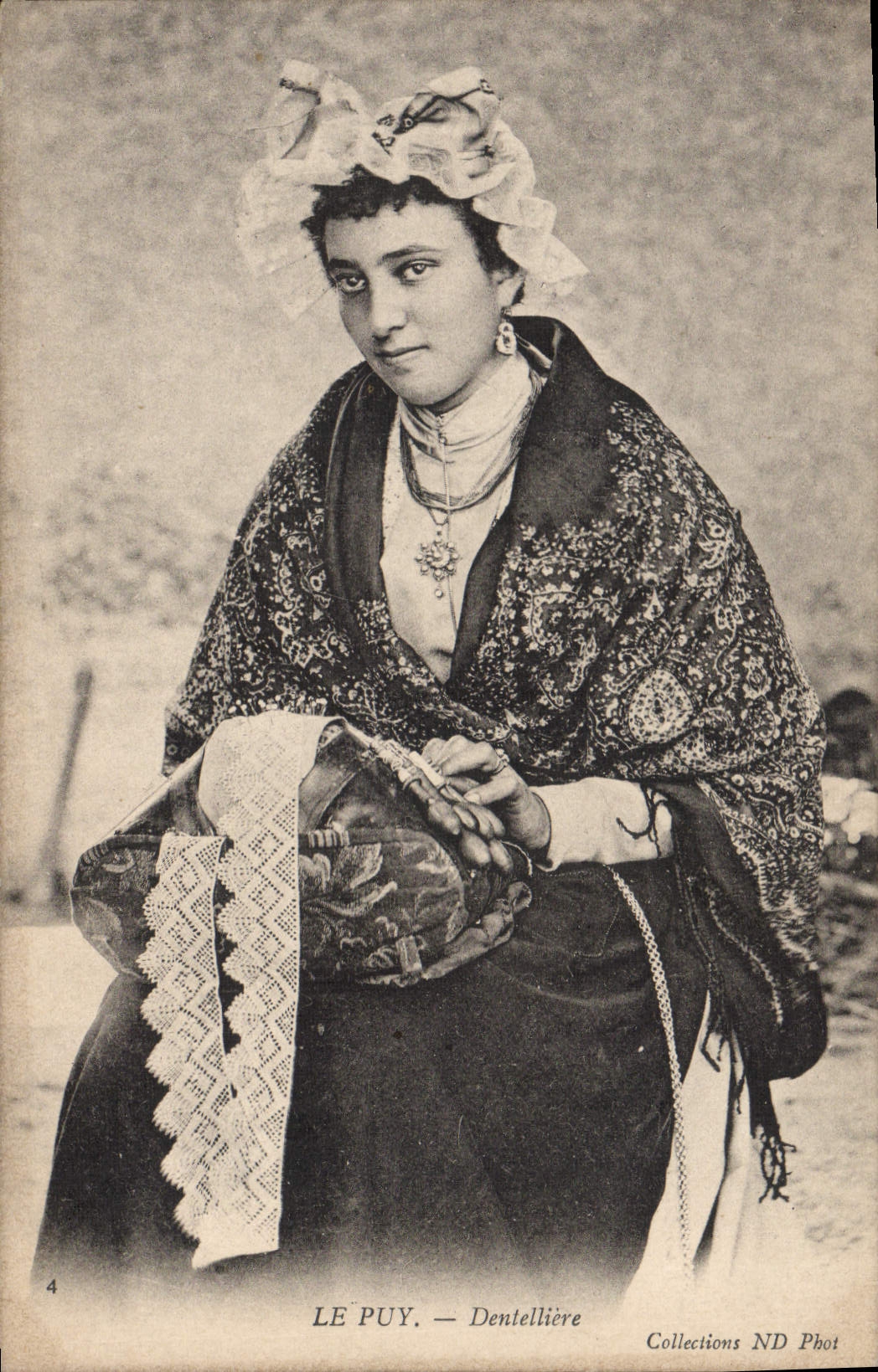 CPA Dentelle Dentelliere Le Puy 