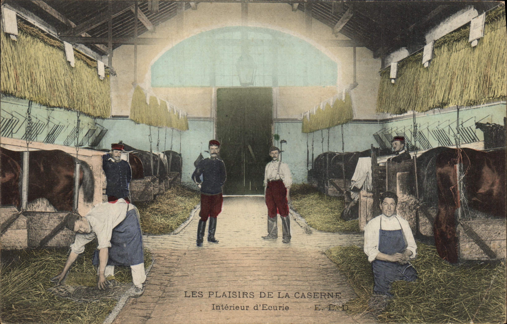 CPA Cheval Equitation Hippisme Interieur d'ecurie Militaria