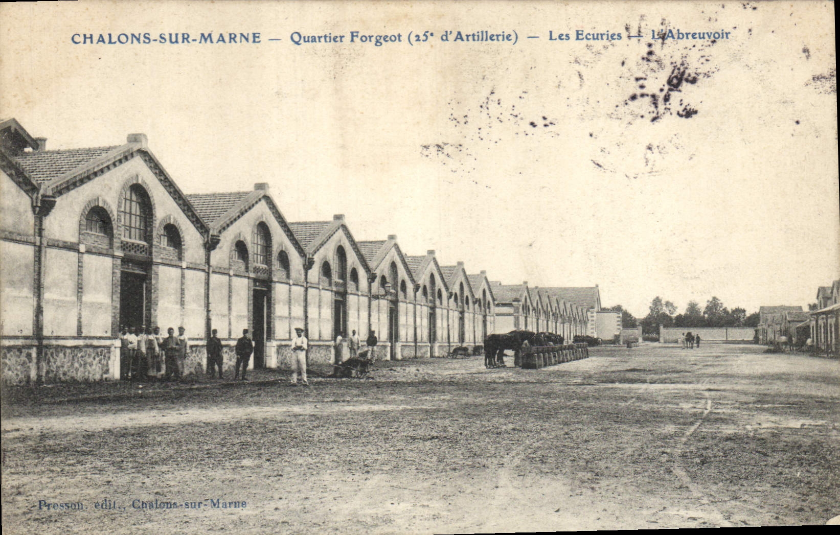 CPA Cheval Equitation Hippisme Chalons sur Marne Quartier Forgeot 25eme d'artillerie Les ecuries L'abreuvoir Militaria 