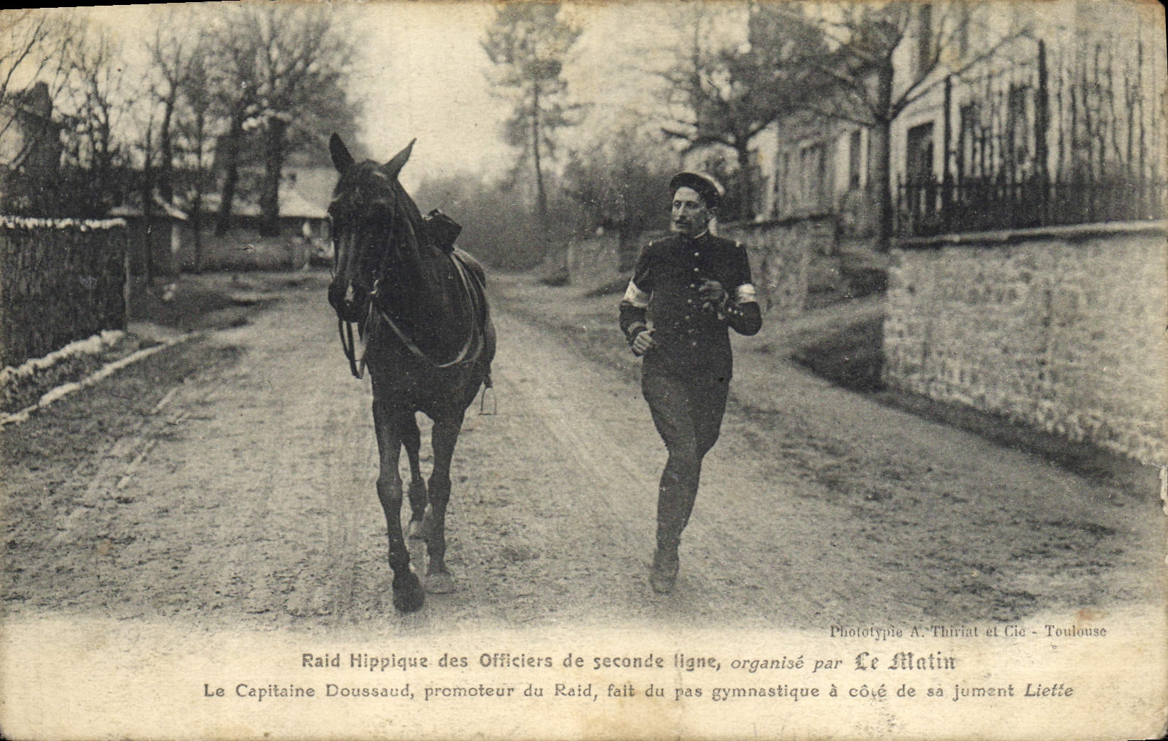 CPA Cheval Equitation Hippisme Raid hippique des officiers de seconde ligne organisee par le Matin La capitaine Doussau promoteur du raid fait du pas gymnastique a cote de sa jument 