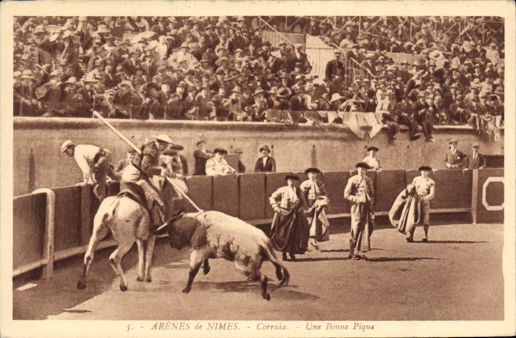 Postal Corrida Curso de toros Arenas de Nimes una buena clavija