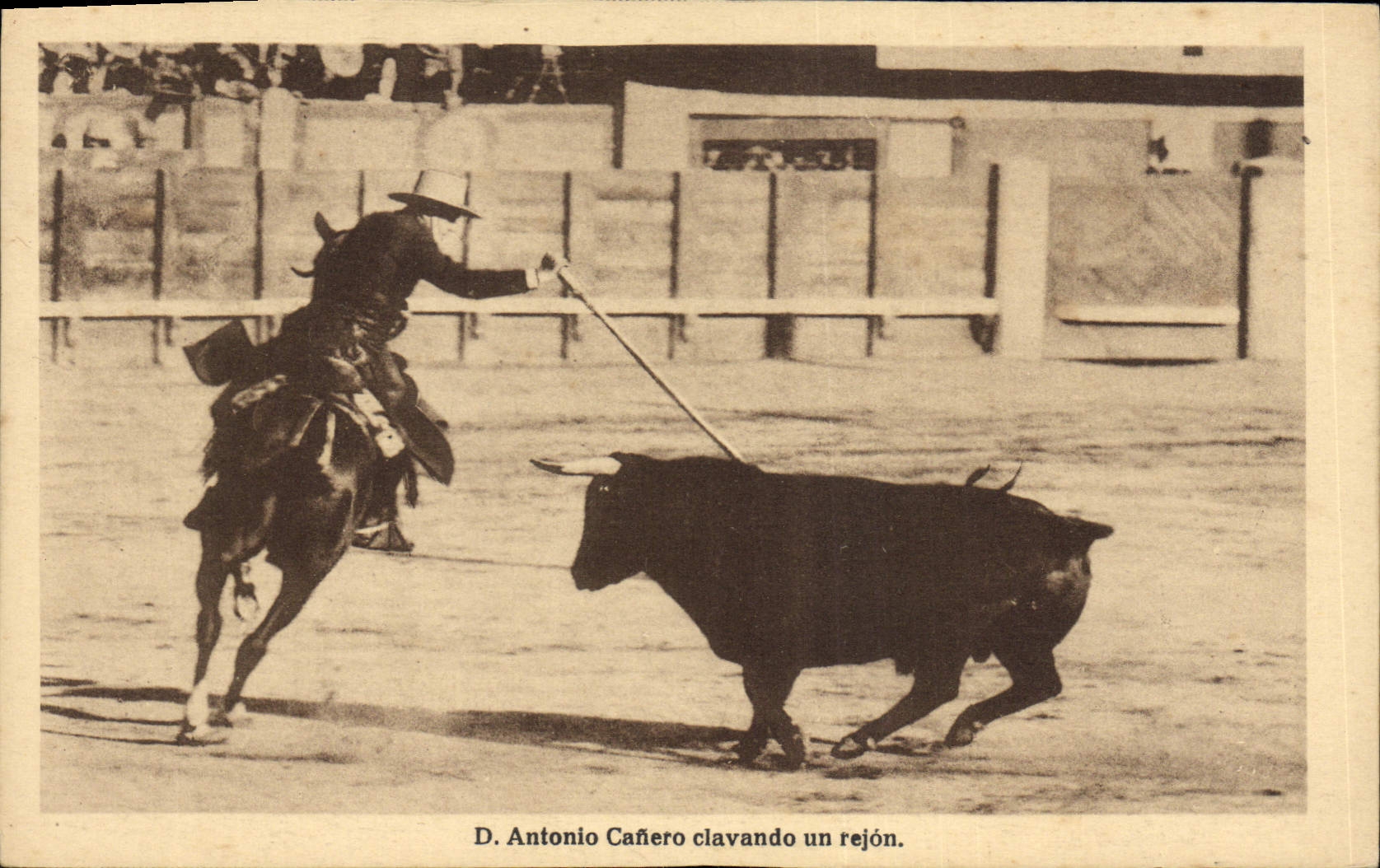 CPA Corrida Course de taureaux D Antonio Cafiero clavando un rejon