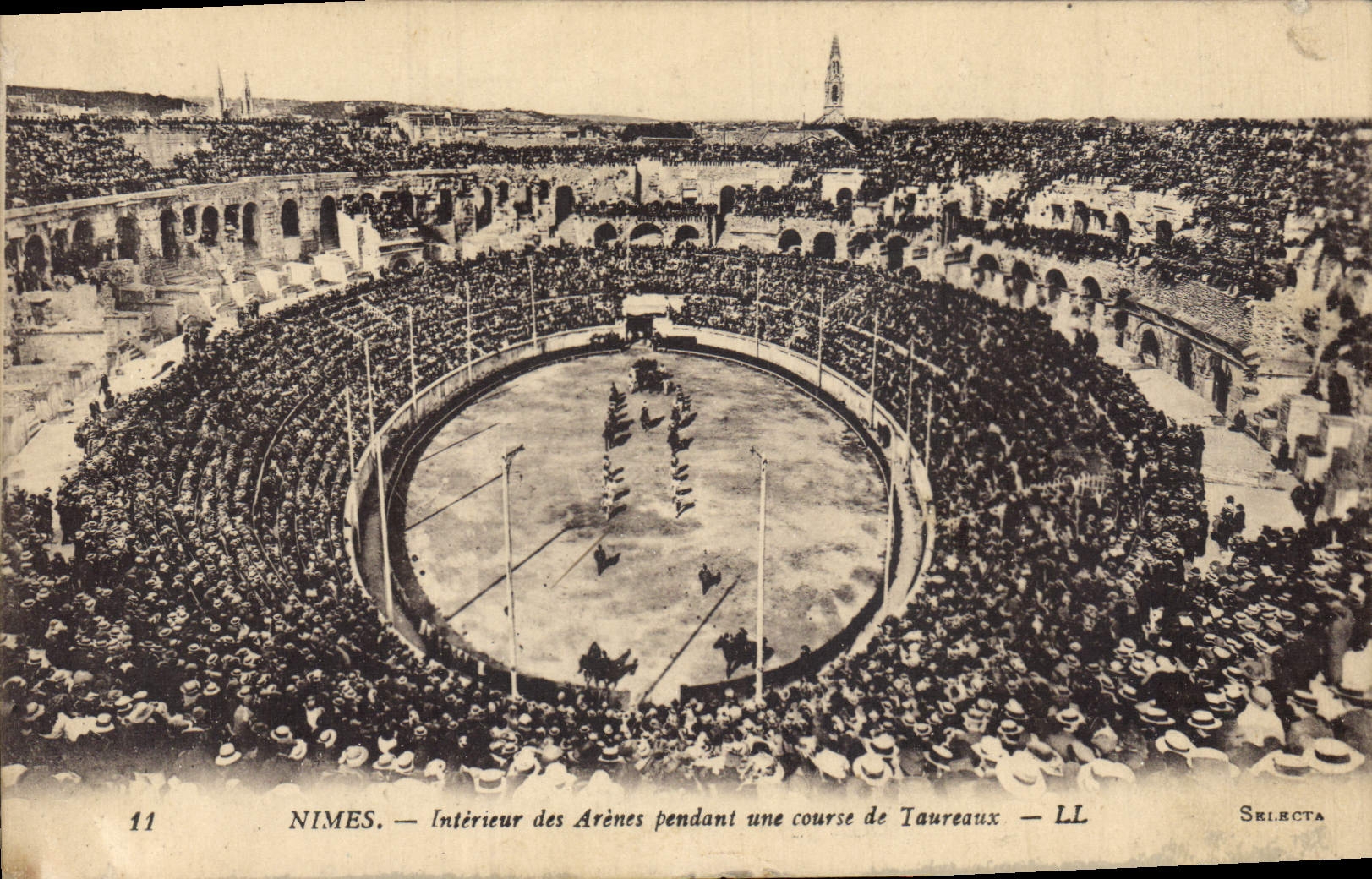 CPA Corrida Course de taureaux Nimes Interieur des arenes pendant une course de taureaux