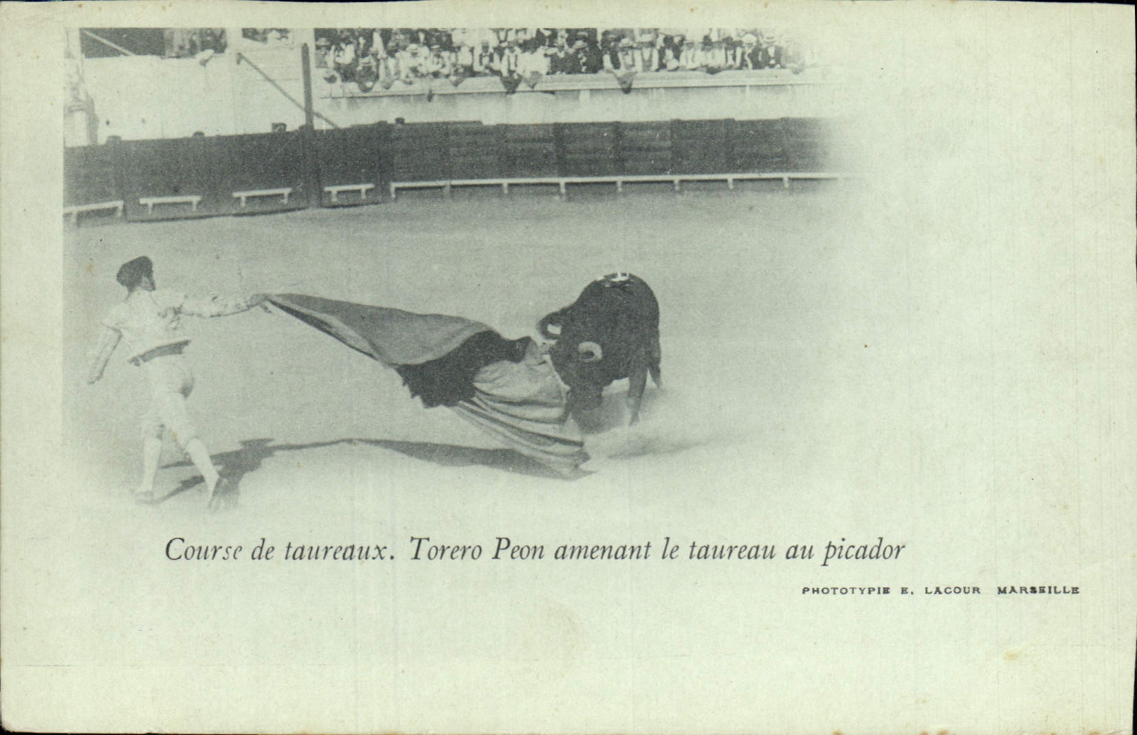 CPA Corrida Course de taureaux Torero Peon amenant la taureau au picador