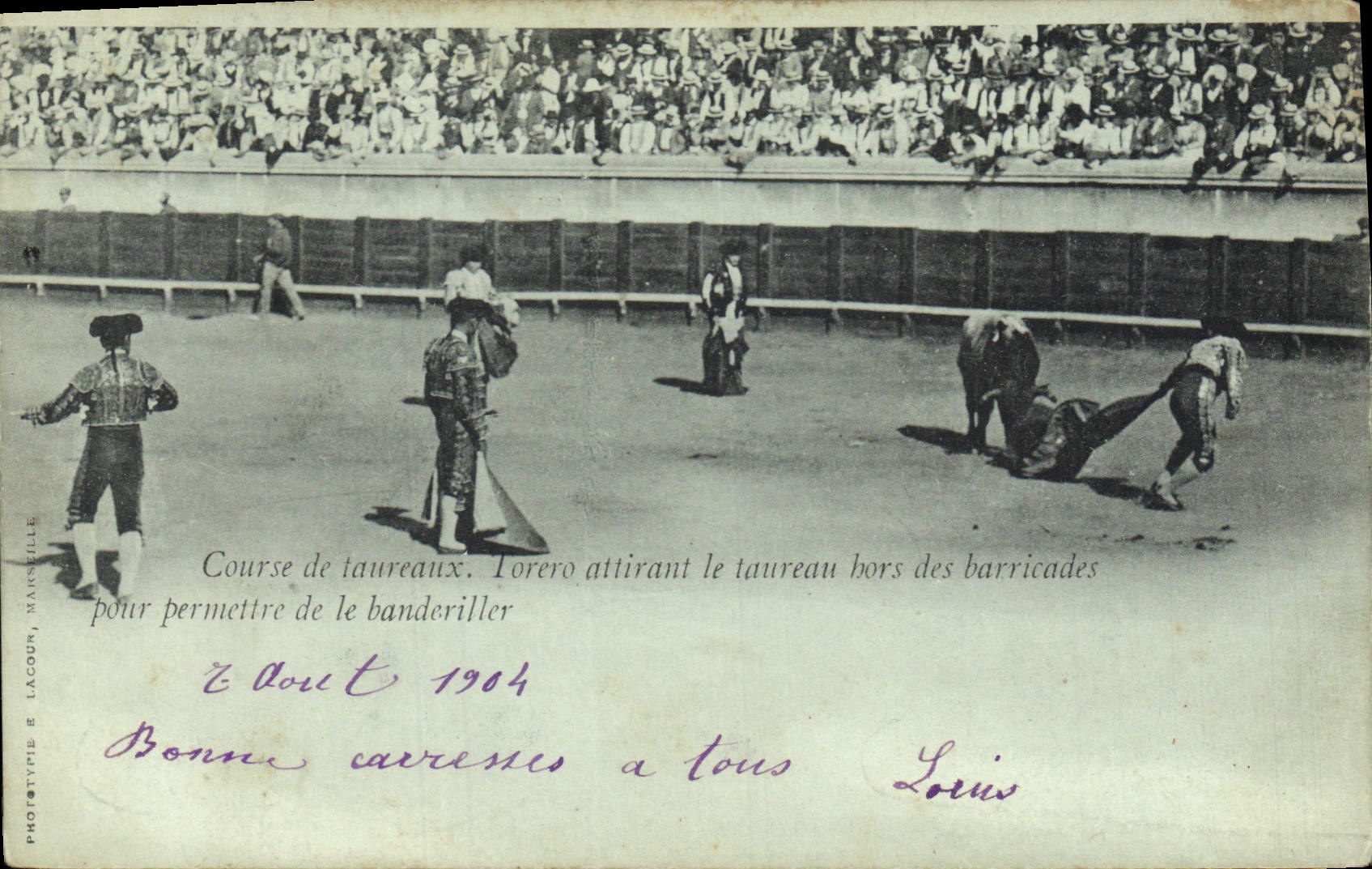 CPA Corrida Course de taureaux Torero attirant le taureau hors des barricades pour permettre de la banderiller