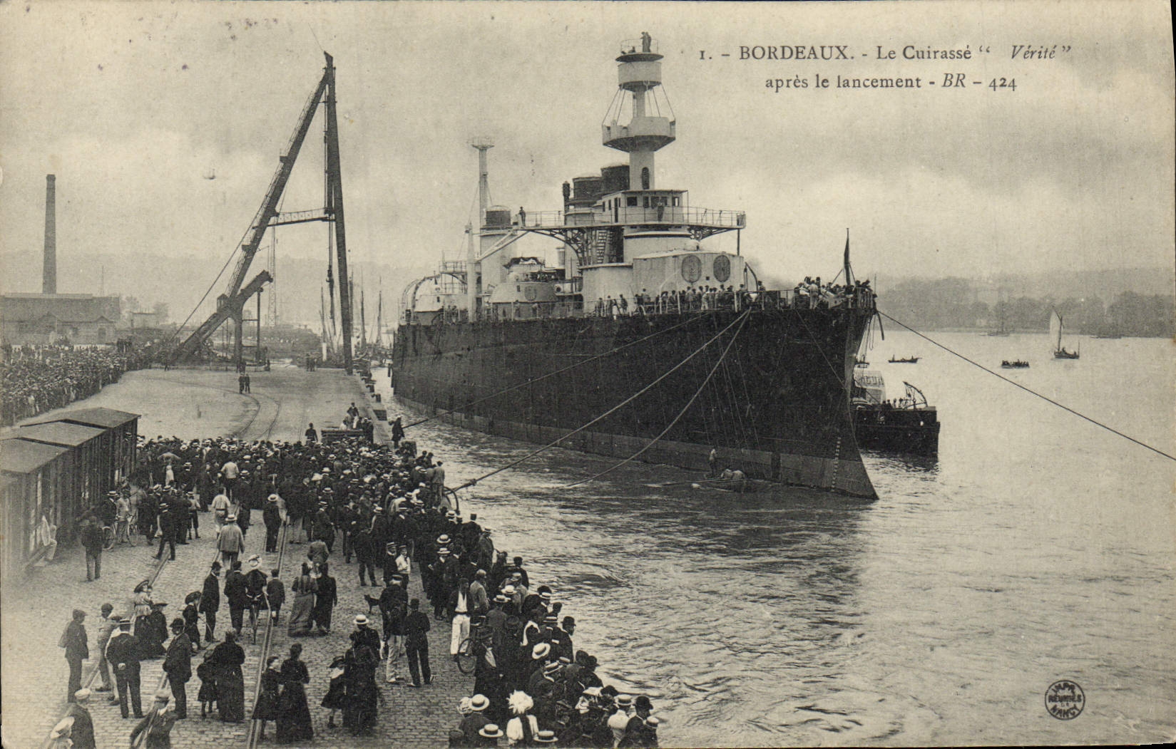 CPA Bateau de Guerre Bordeaux Le cuirasse Verite apres le lancement 