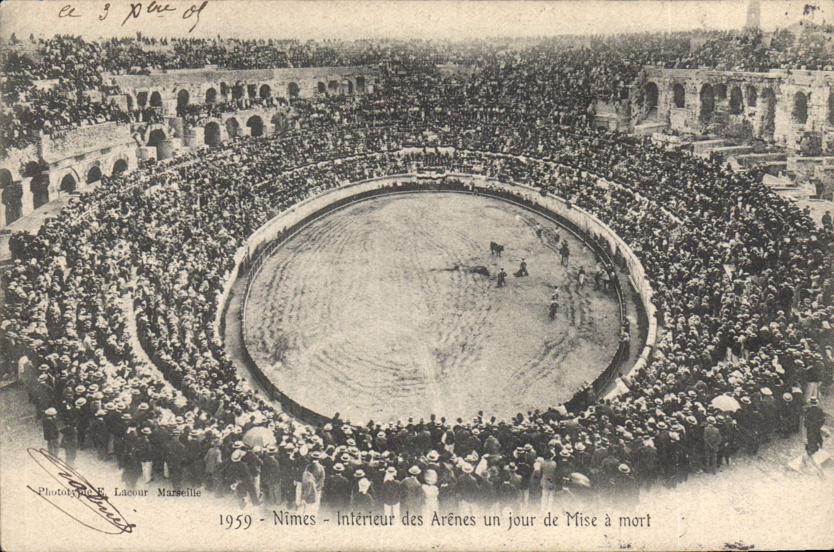 CPA Corrida Course de taureaux Nimes Interieur des arenes un jour de mise a mort 