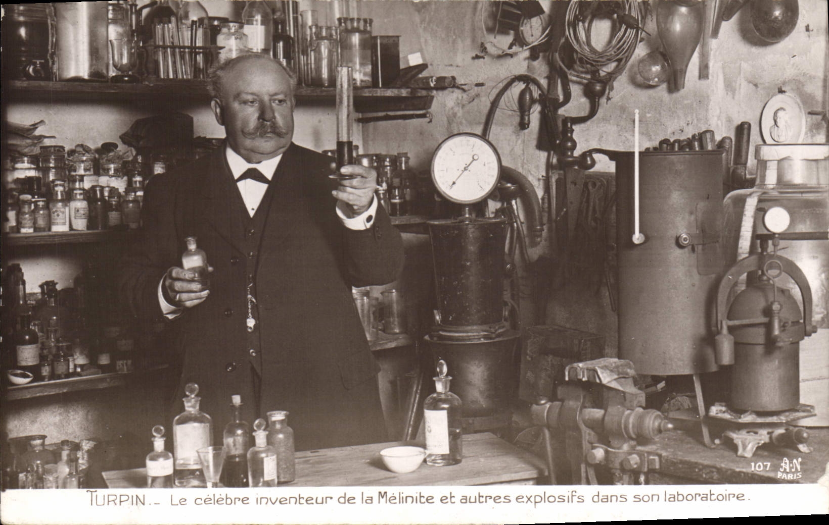 Postal Turpin el inventor del melinite y otros explosivos en su laboratorio