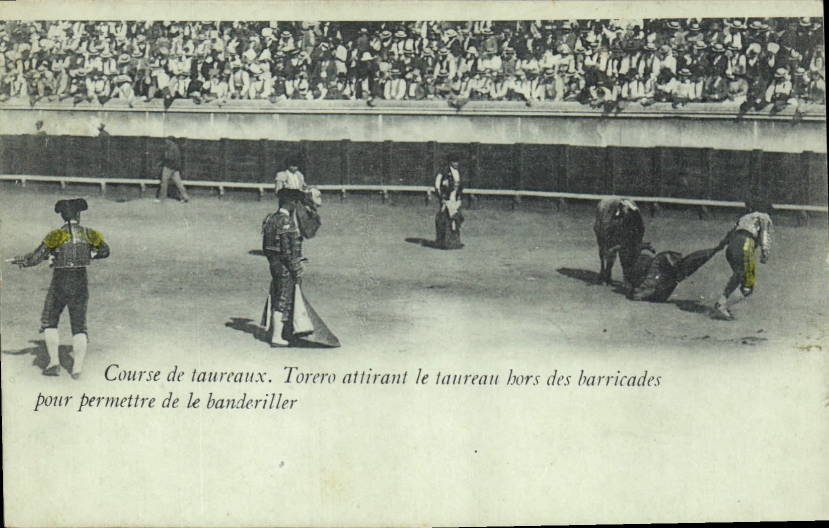 Postal Corrida Corrida de toros Torero que atraen el toro fuera de las barricadas para permitir del banderiller
