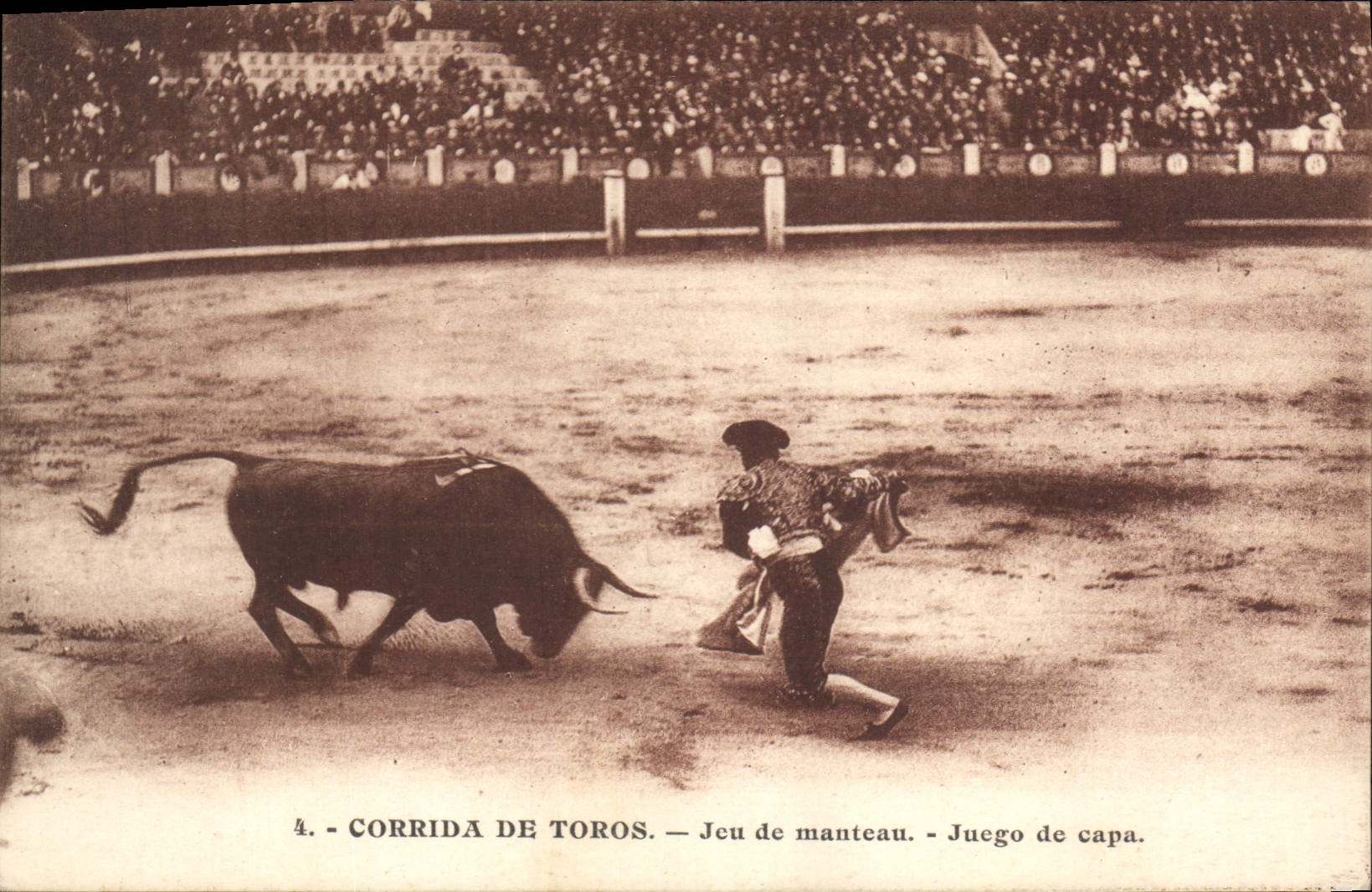 CPA Corrida Course de taureaux Jeu de manteau 