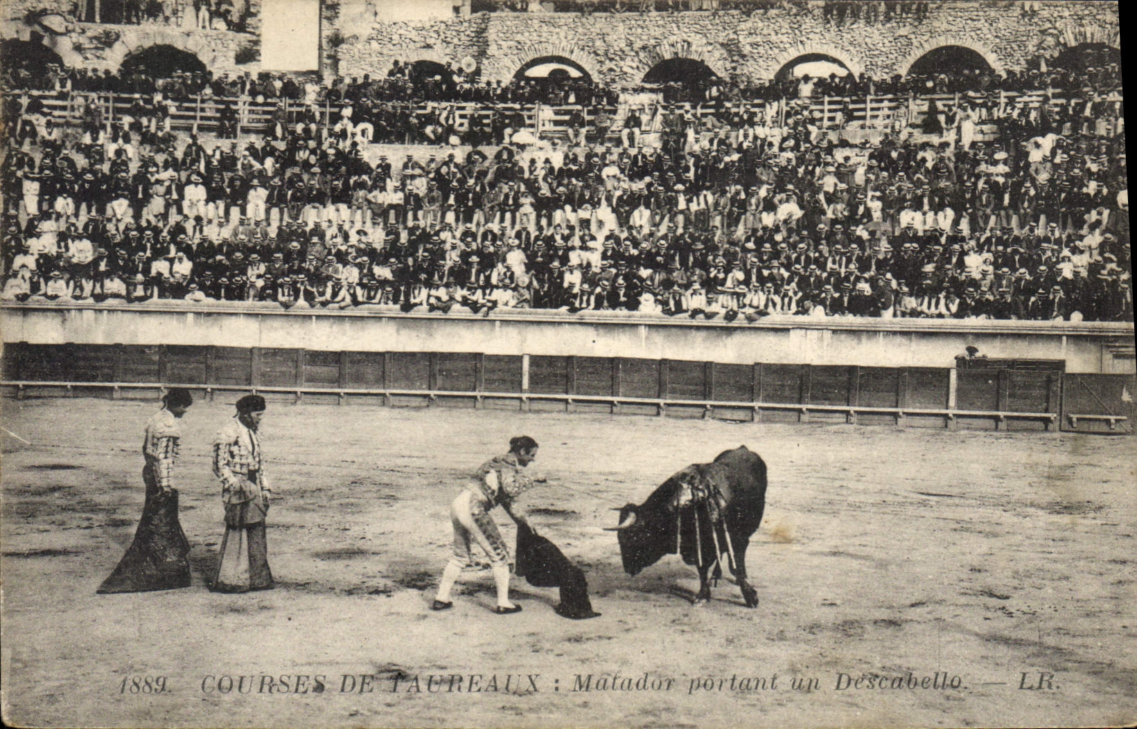 CPA Corrida Course de taureaux Matador portant un Descabello 
