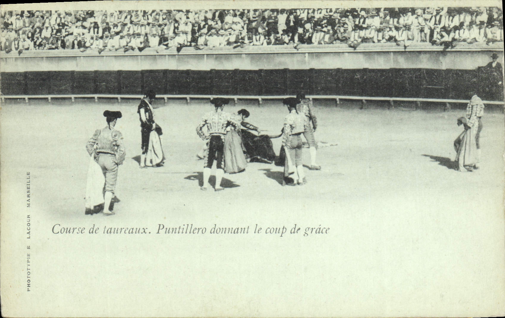 CPA Corrida Course de taureaux Puntillero donnant le coup de grace 