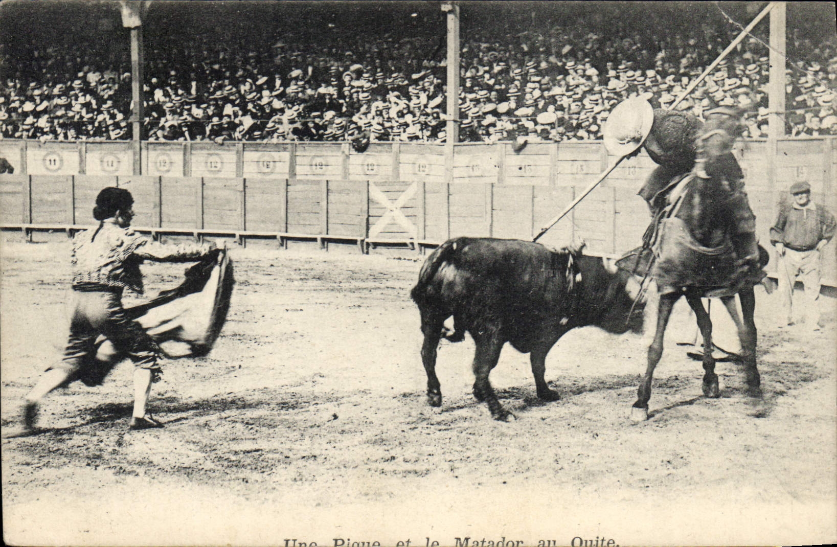 CPA Corrida Course de taureaux Une pique et le matador au Quite