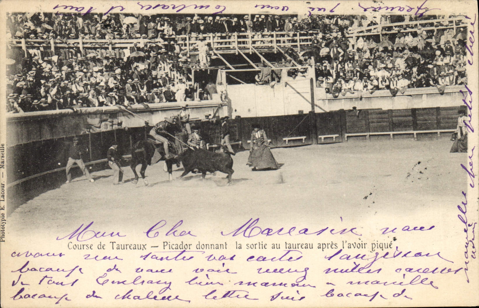 CPA Corrida Course de taureaux Picador donnant la sortie au taureau apres l'avoir pique