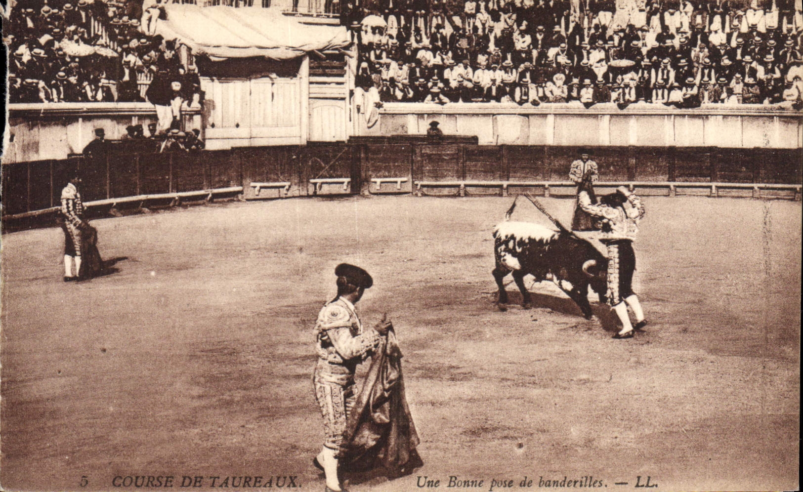CPA Corrida Course de taureaux Une bonne pose de banderilles