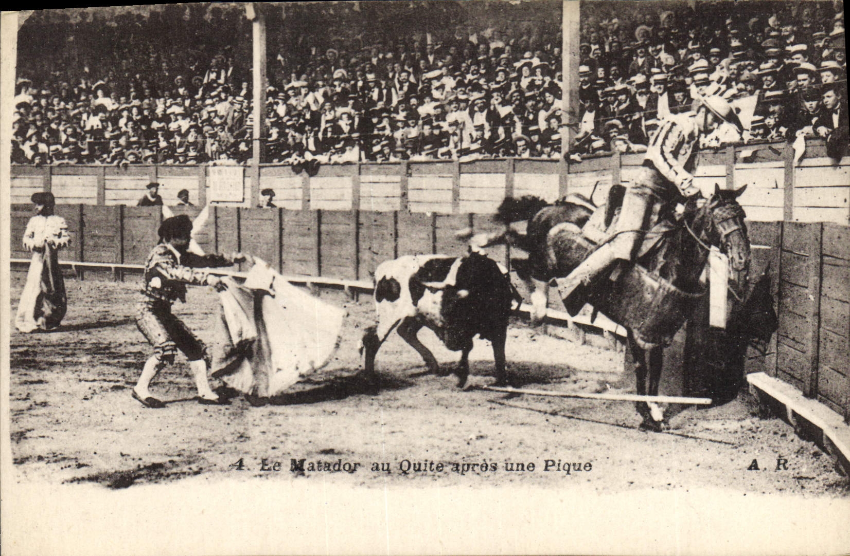 CPA Corrida Course de taureaux Le matador au Quite apres une pique