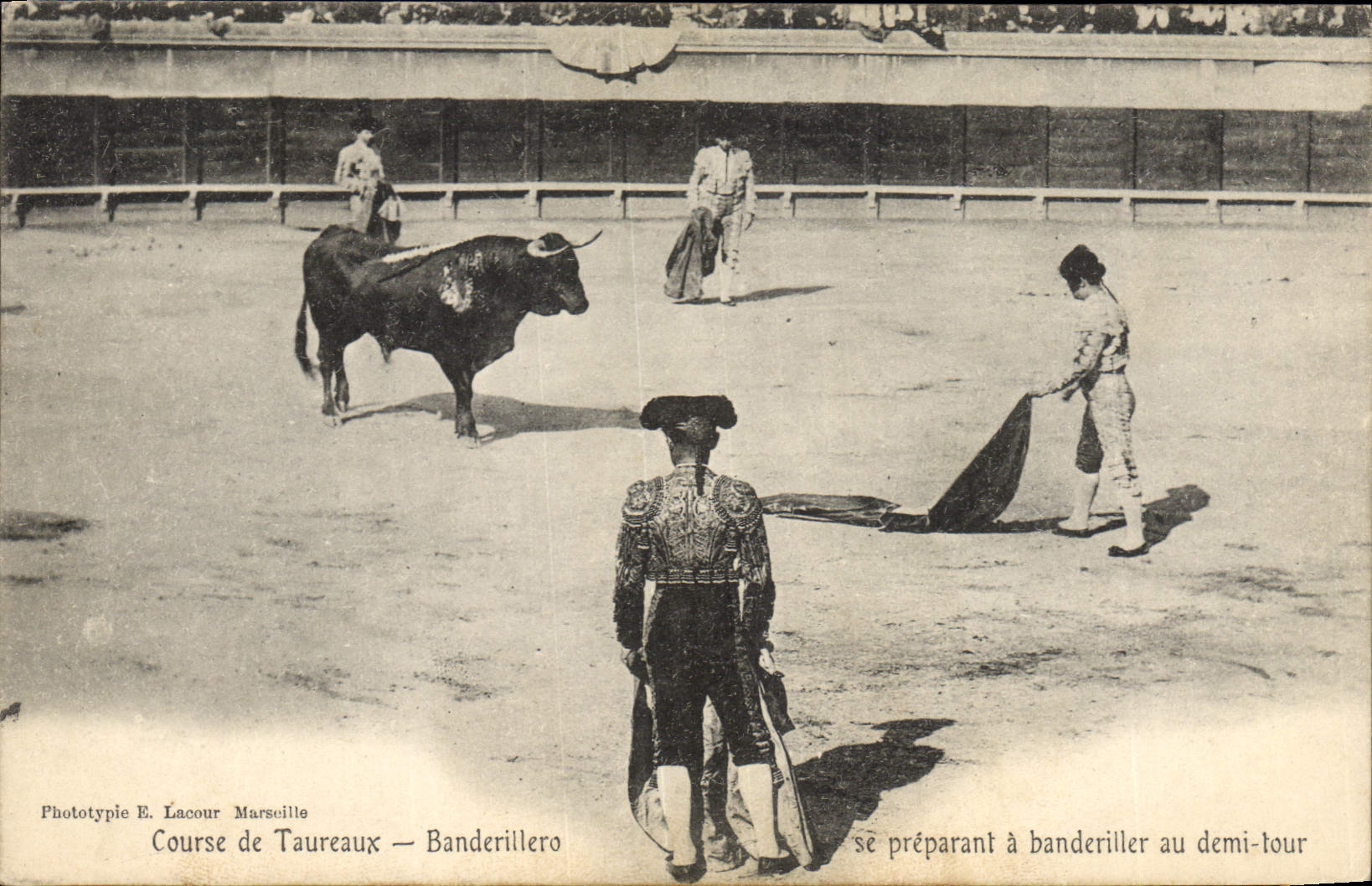 CPA Corrida Course de taureaux Banderillero se preparant a banderiller au demi tour