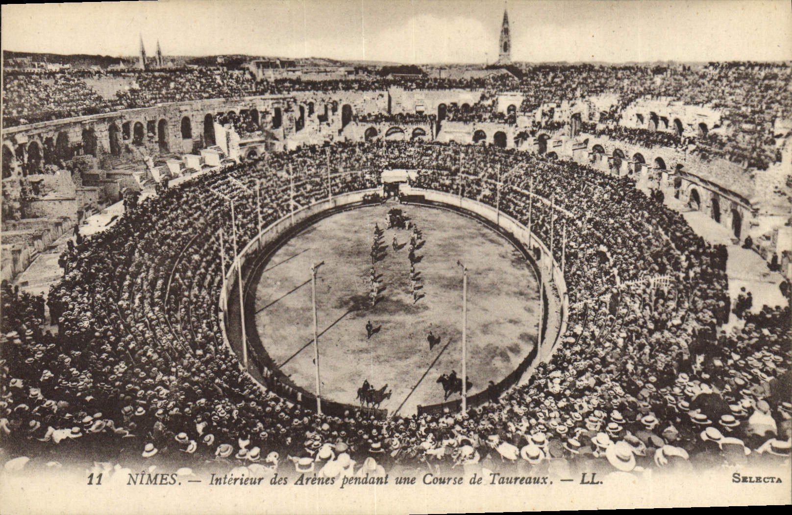 CPA Corrida Course de taureaux Nimes Interieur des arenes pendant une course de taureaux