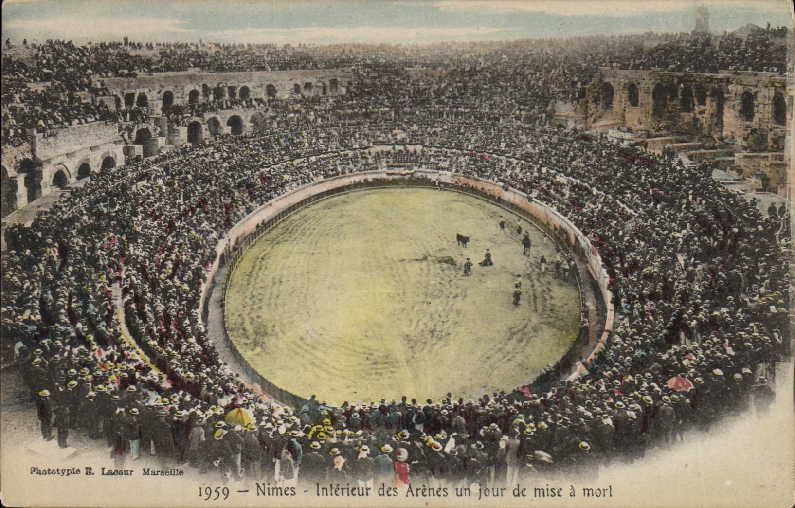 Postal Corrida Curso de Toros Nimes Interior de las arenas un día de puesta se murió Publicidad en coceó Rue París