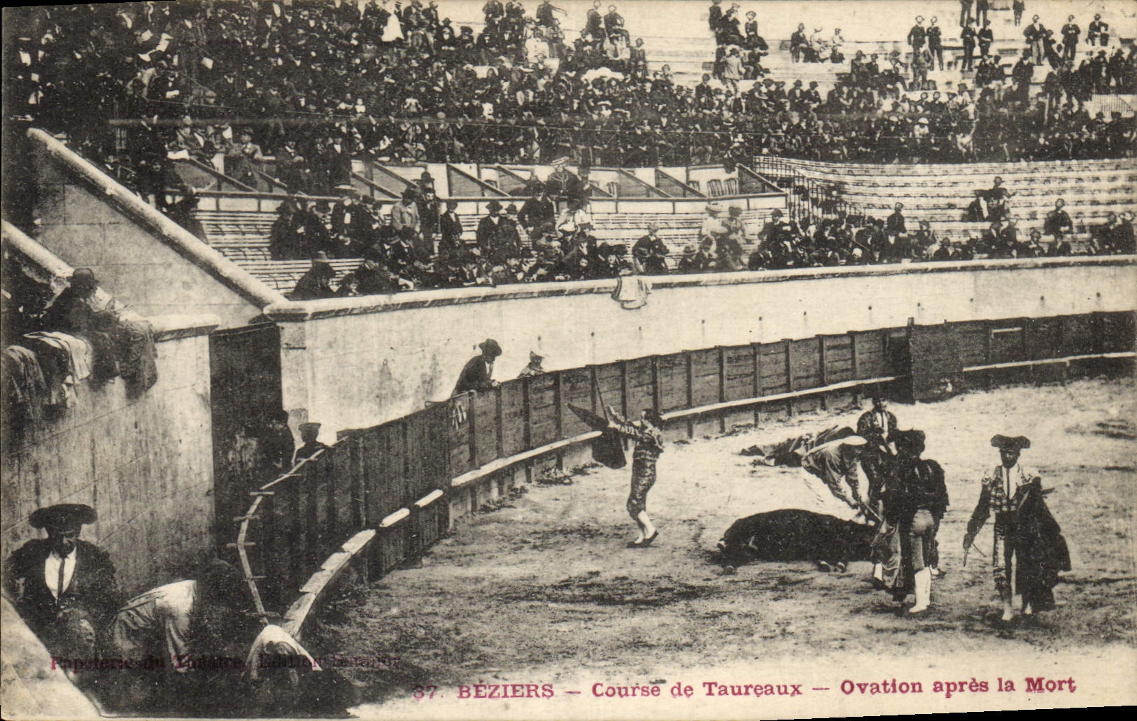 Postal Corrida Corrida de toros Beziers Ovación después de la muerte