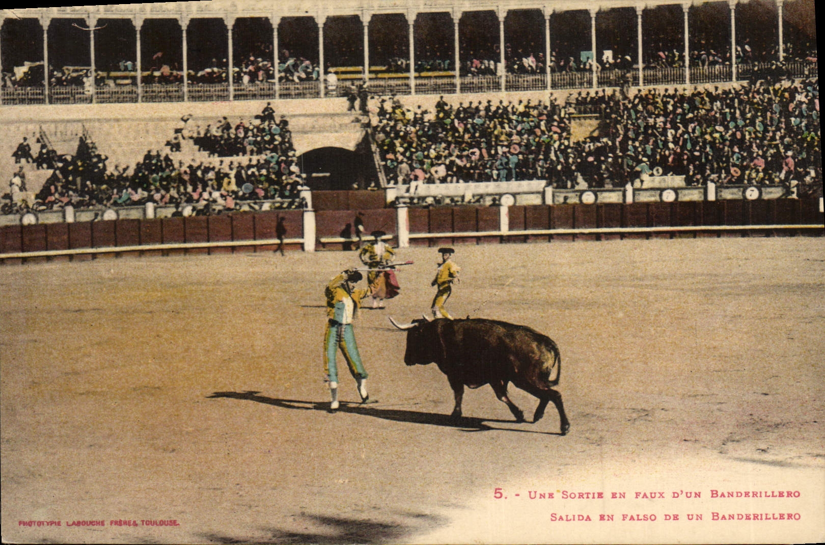 CPA Corrida Course de Taureaux Une sortie en faux d'un banderillero