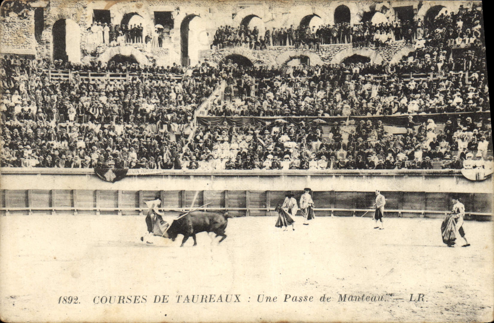 CPA Corrida Course de Taureaux Une passe de manteau