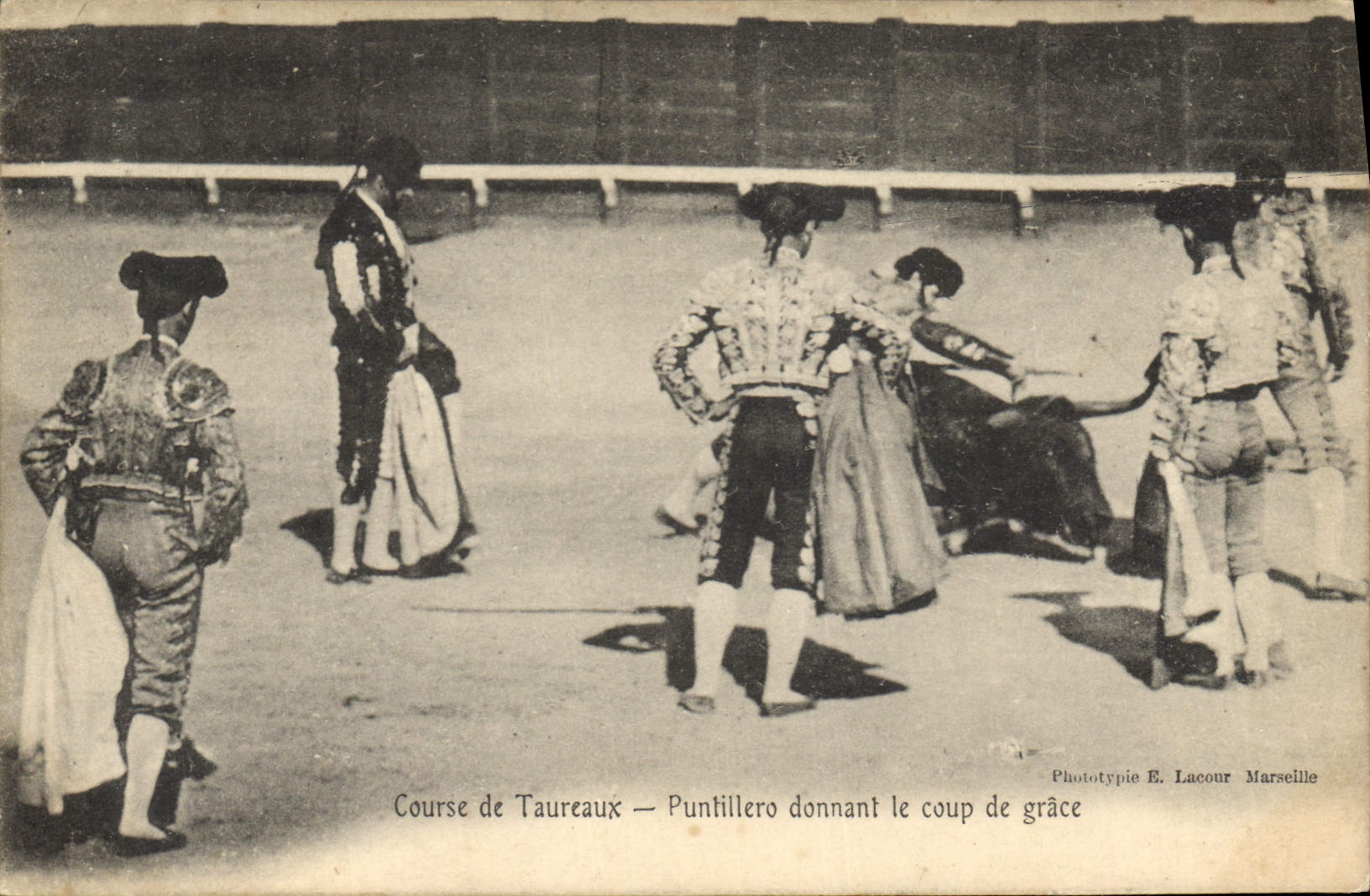 CPA Corrida Course de Taureaux Puntillero donnant le coup de grace