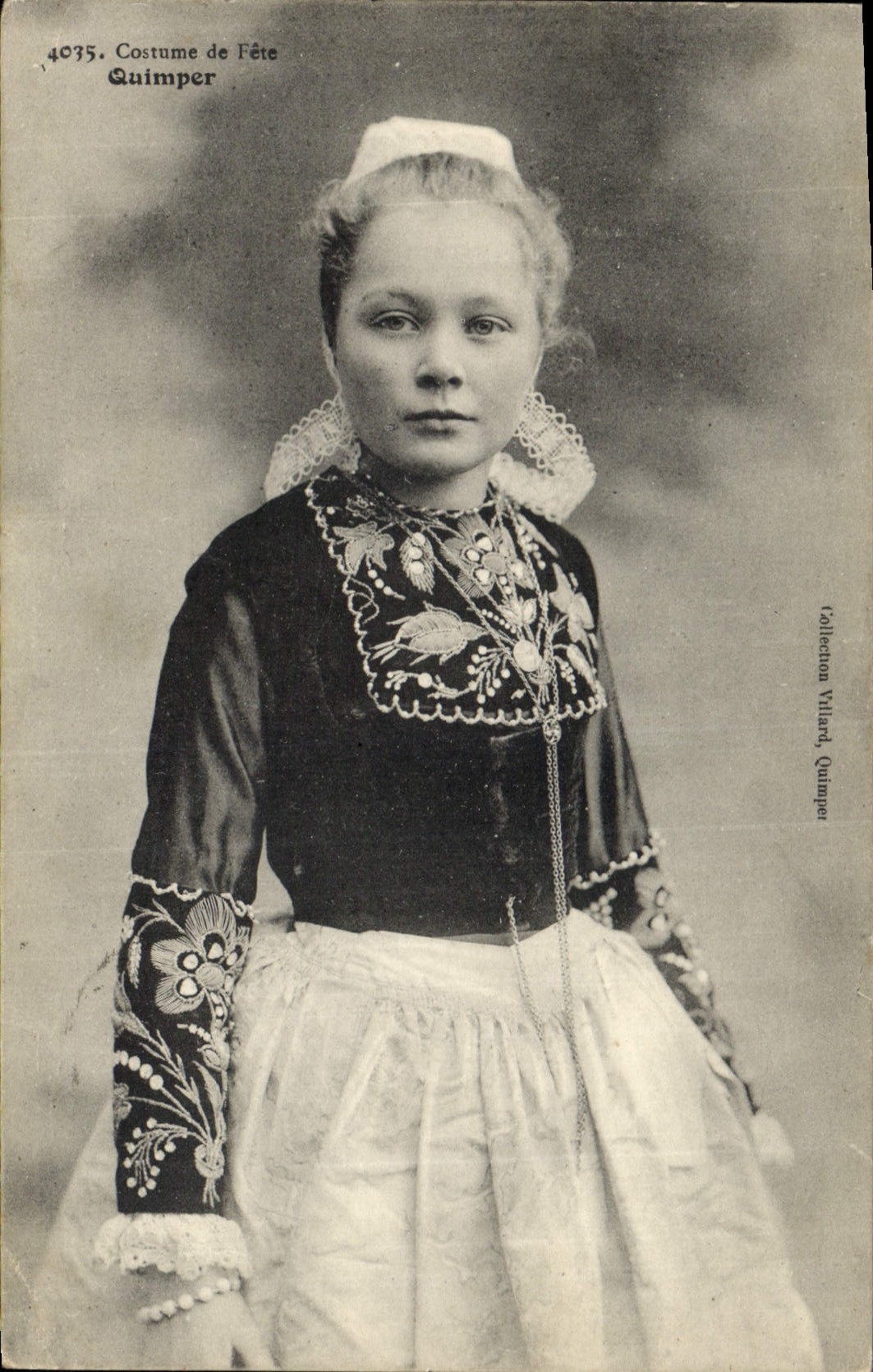 CPA Folklore Costume de fete Quimper 