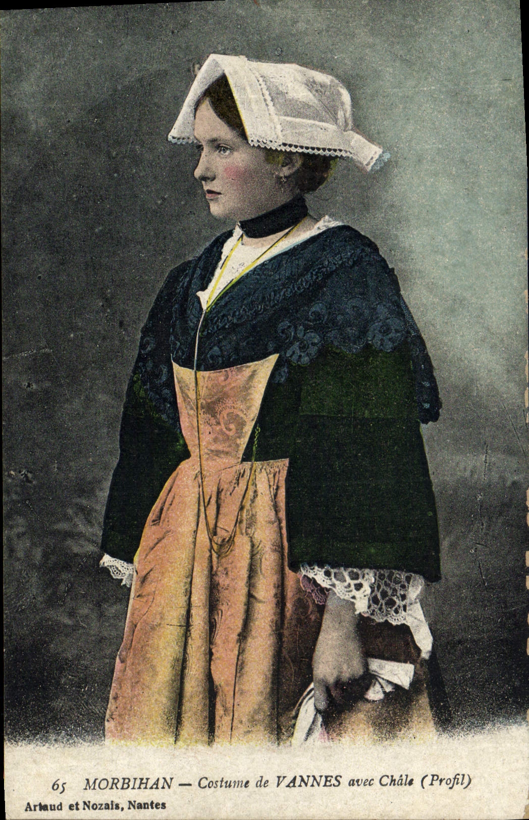 CPA Folklore Morbihan Costume de Vannes avec Chale Profil 