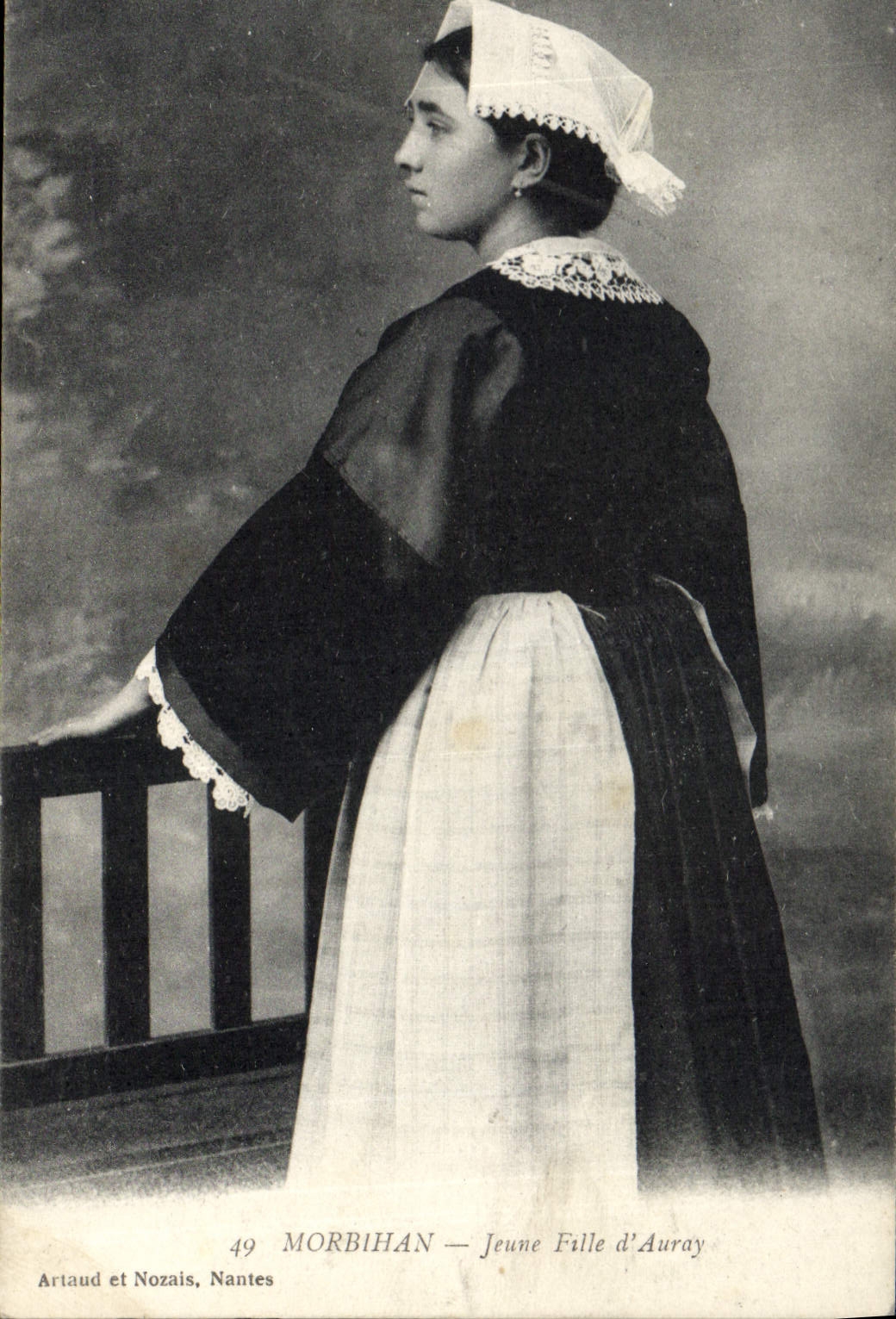 CPA Folklore Morbihan Jeune fille d'Auray 