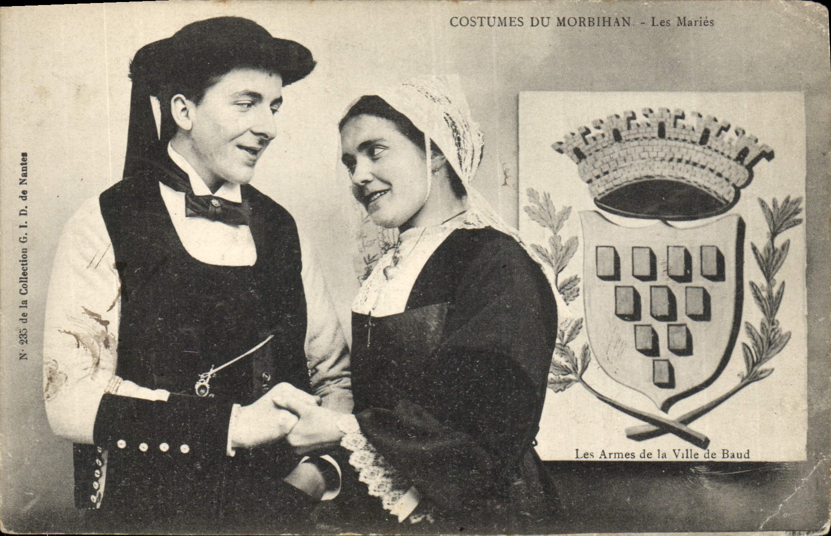 CPA Folklore Costumes du Morbihan Les maries Mariage 