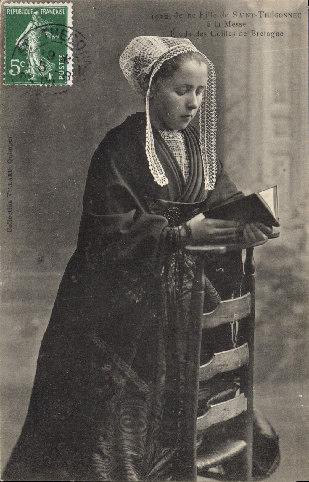 CPA Folklore Jeune fille de St Thegonnec a la messe 