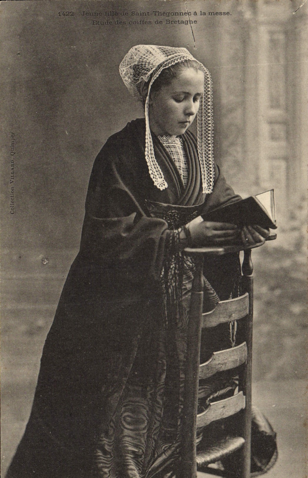 CPA Folklore Jeune fille de St Thegonnec a la messe 