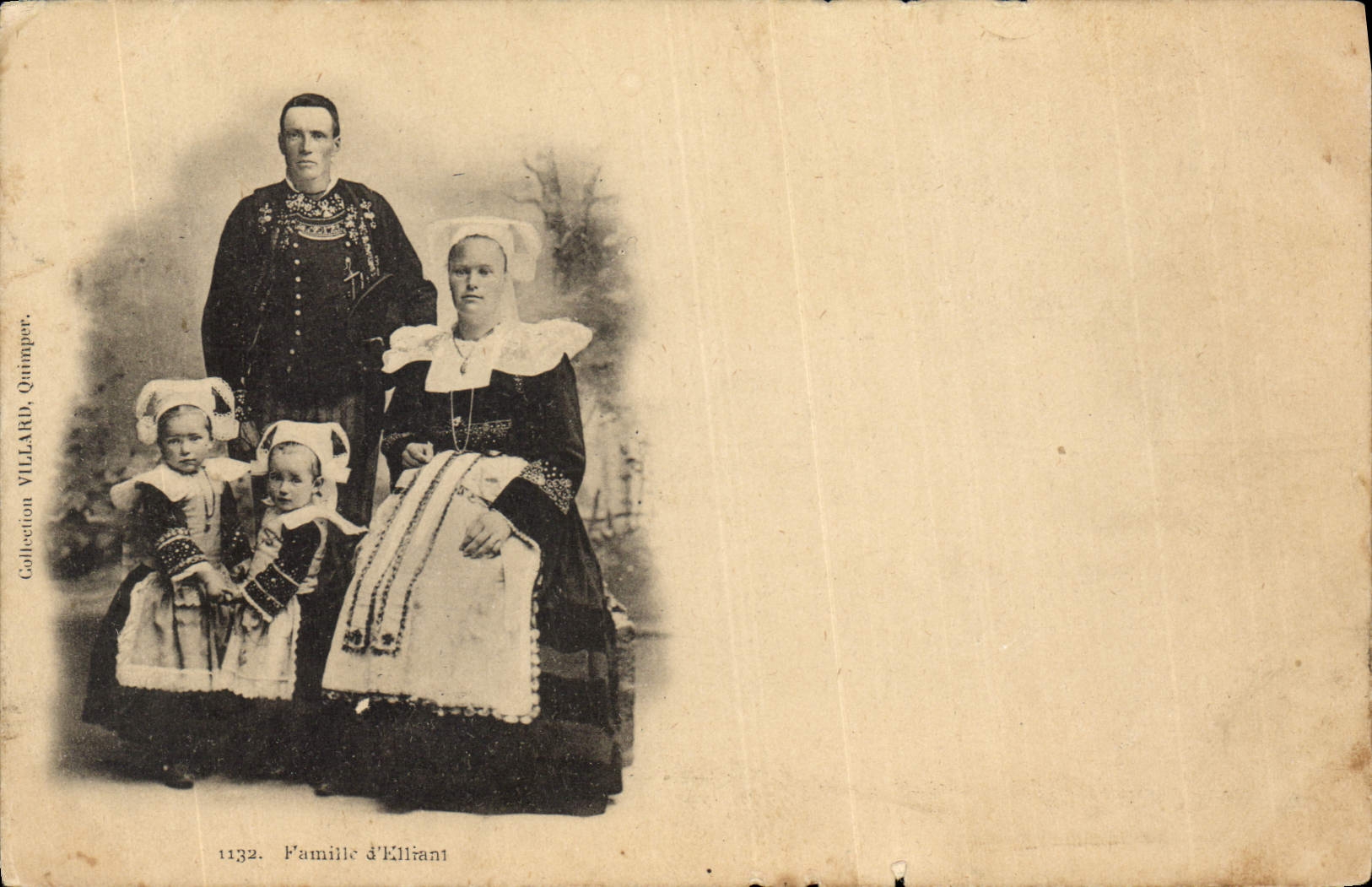 CPA Folklore Famille d'Elliant 