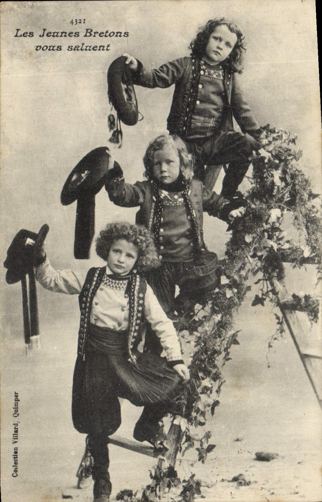 CPA Folklore Les jeunes Bretons vous saluent 