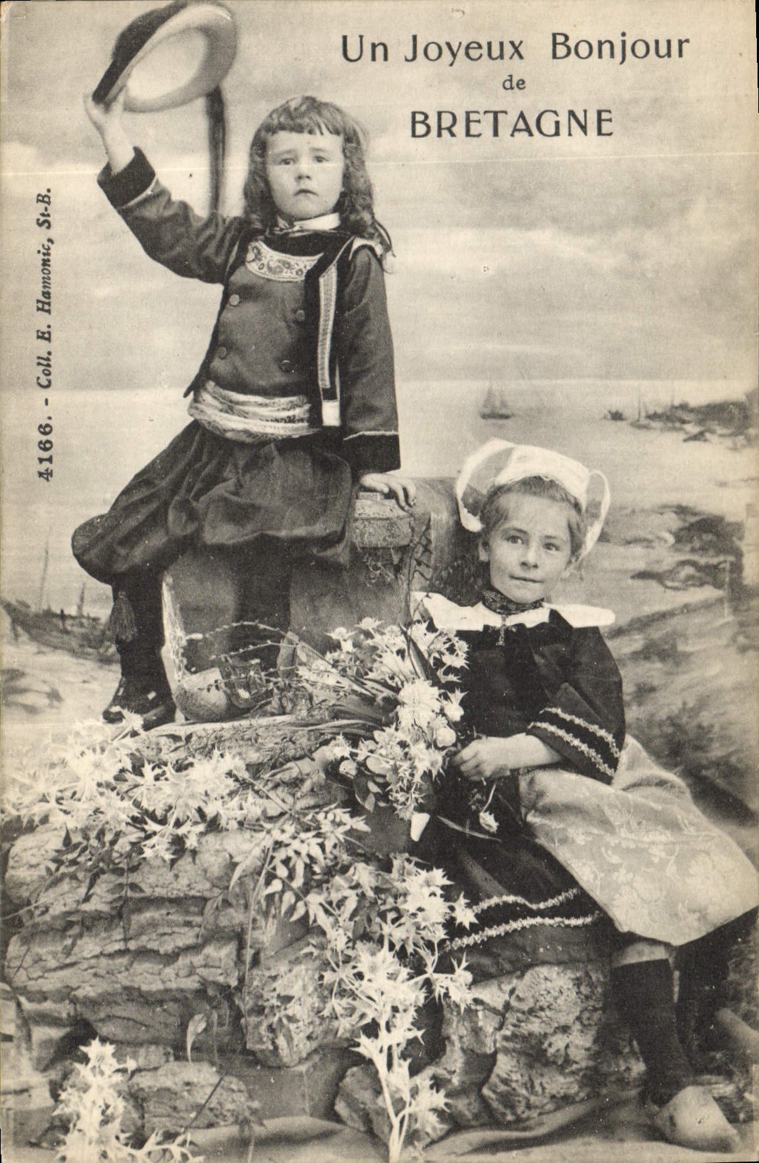 CPA Folklore Enfants Bretagne 