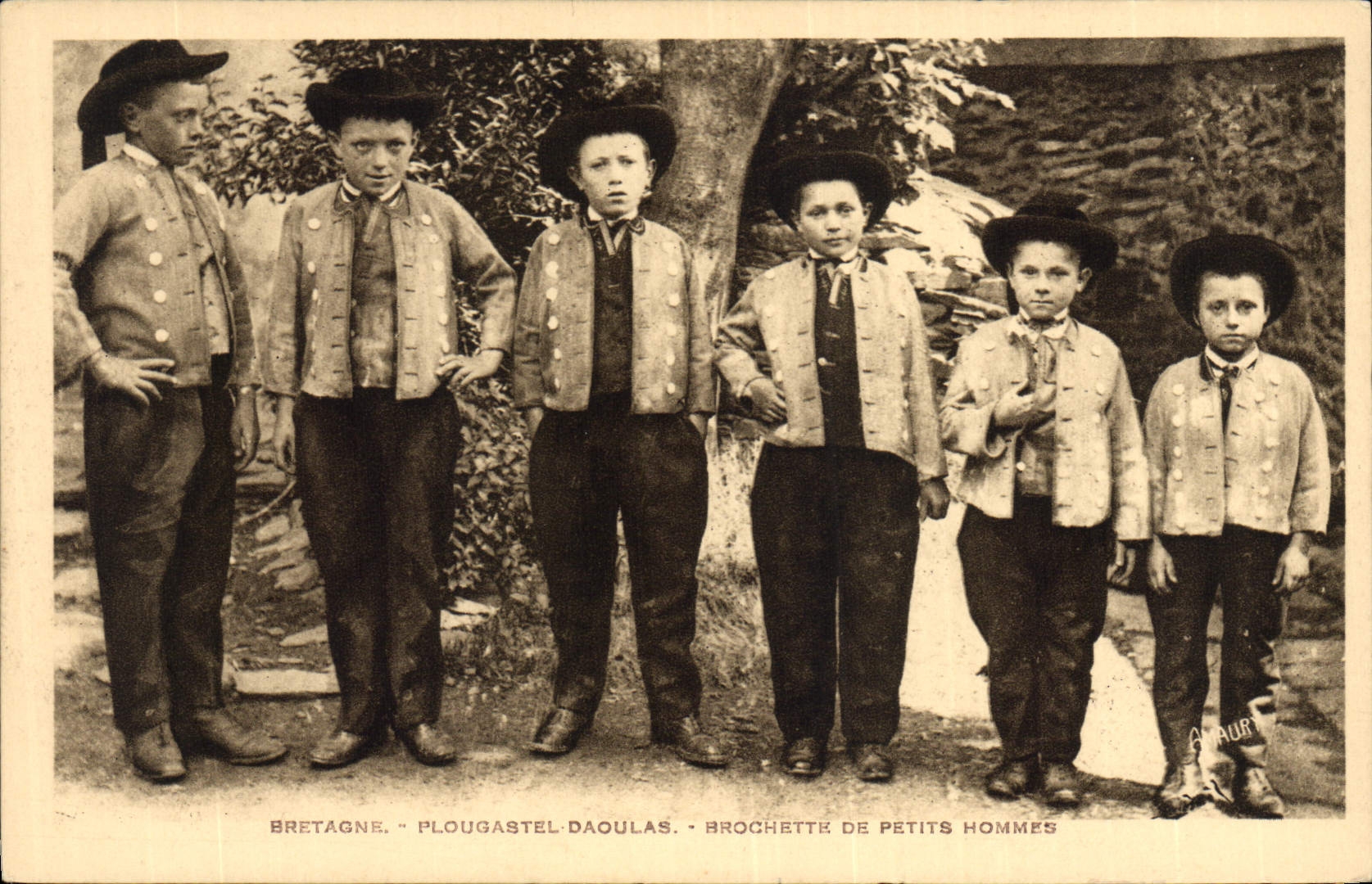 CPA Folklore Plougastel Daoulas Brochette de petits hommes 