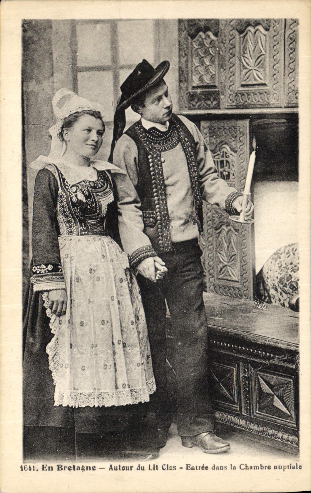 CPA Folklore En Bretagne Autour du lit clos Entree dans la chambre nuptiale 
