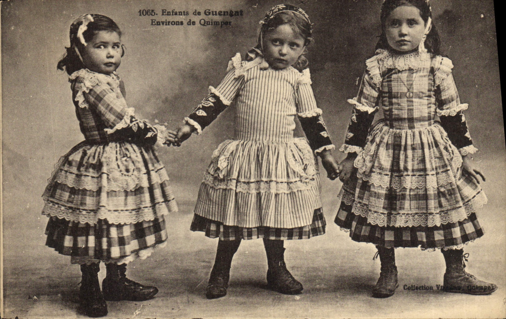 CPA Folklore Enfants de Guenant Environs de Quimper 