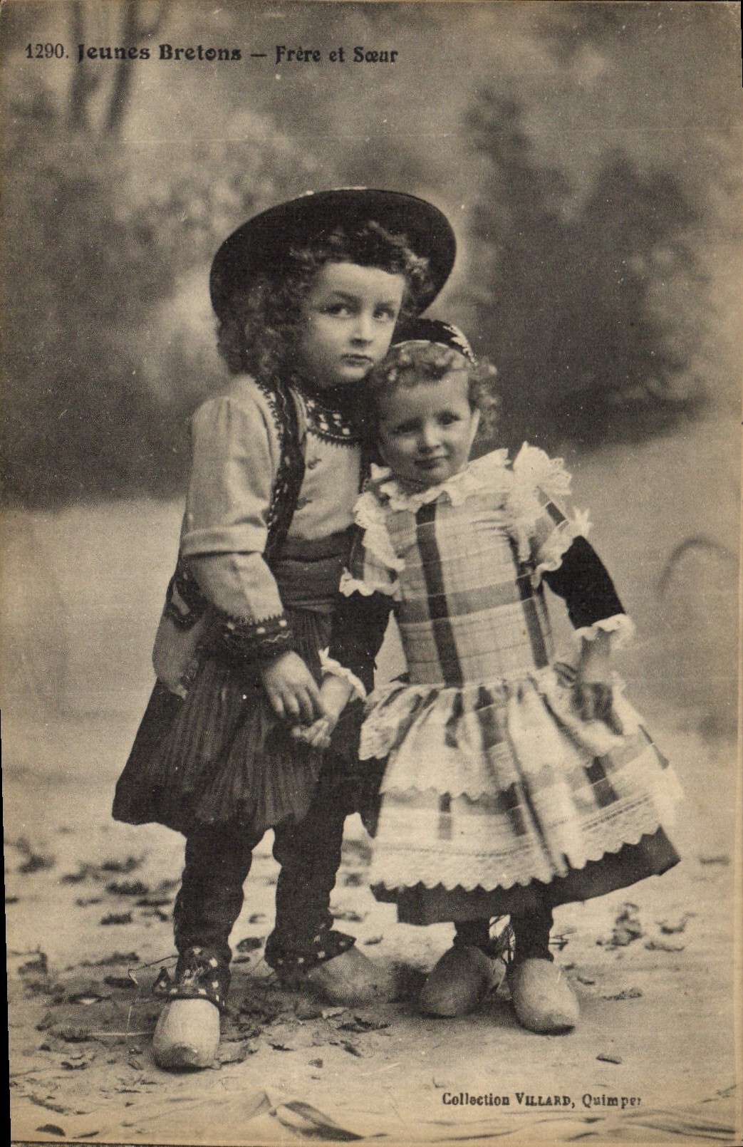 CPA Folklore Jeunes Bretons Frere et soeur 