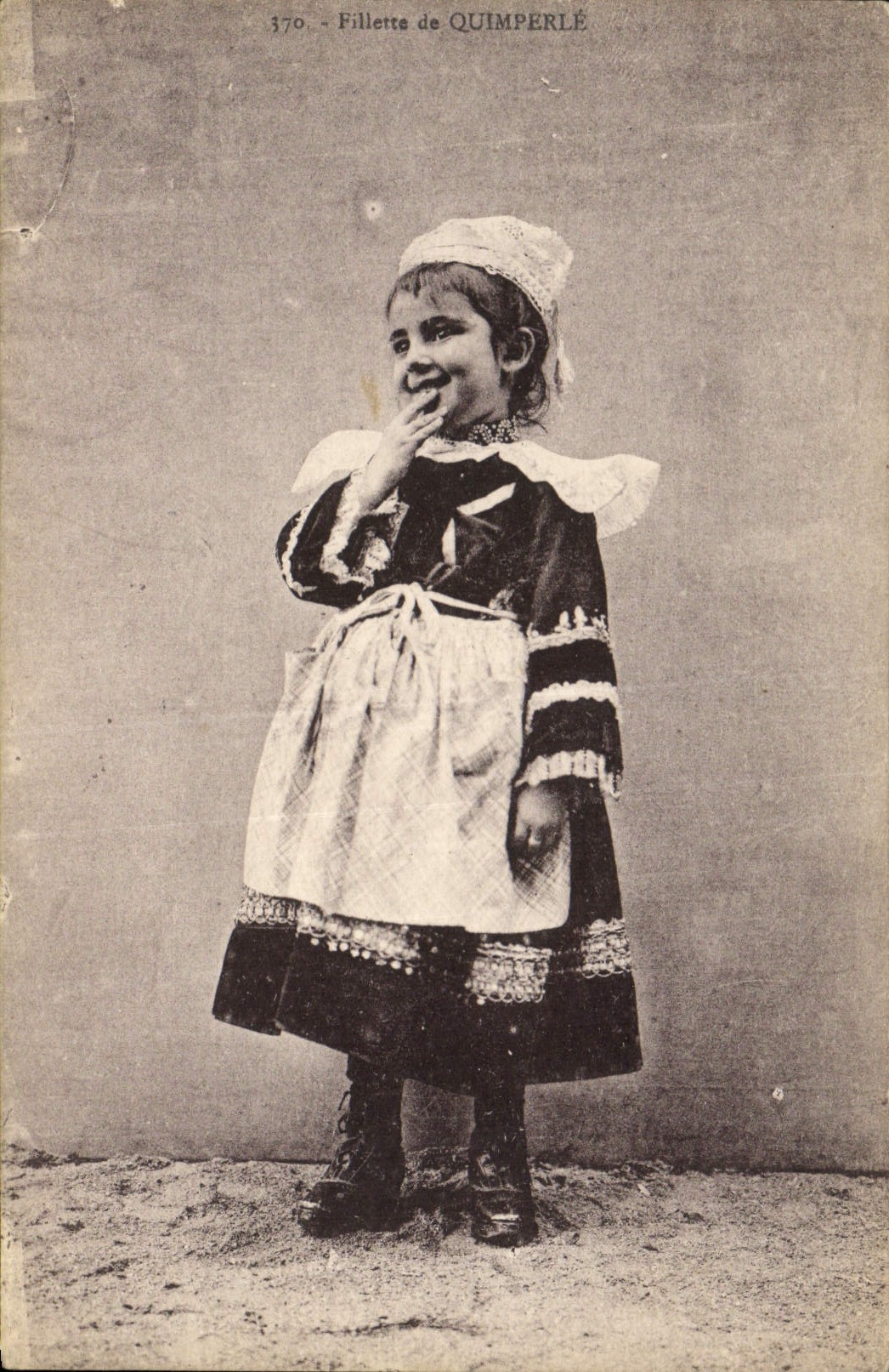 CPA Folklore Fillette de Quimperle 