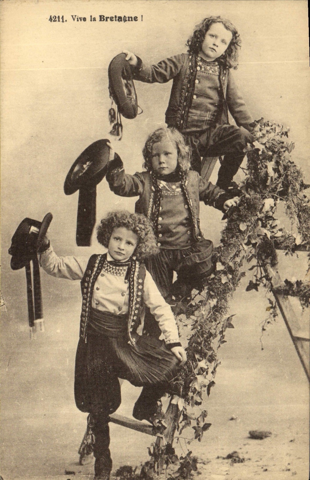 CPA Folklore Vive la Bretagne Enfants 