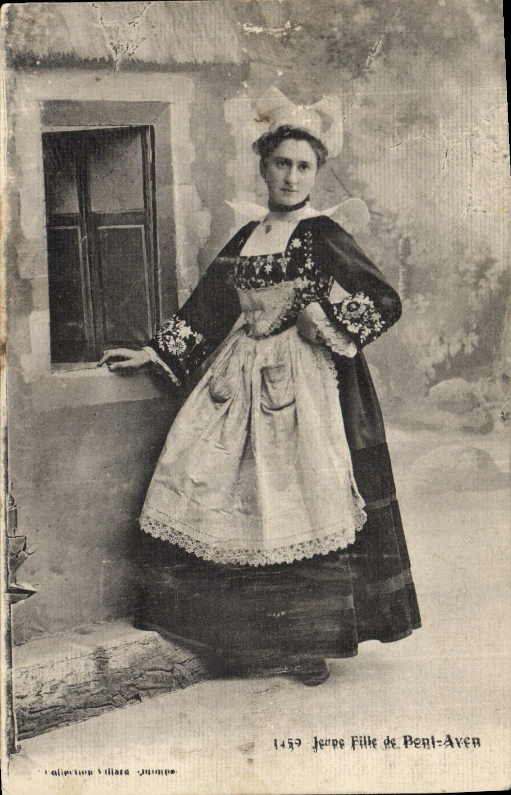 CPA Folklore Jeune fille de Pont Aven 