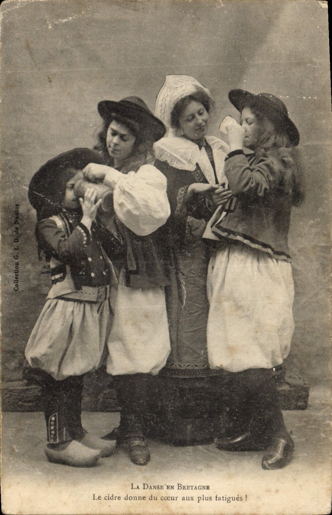 CPA Folklore La danse en Bretagne 