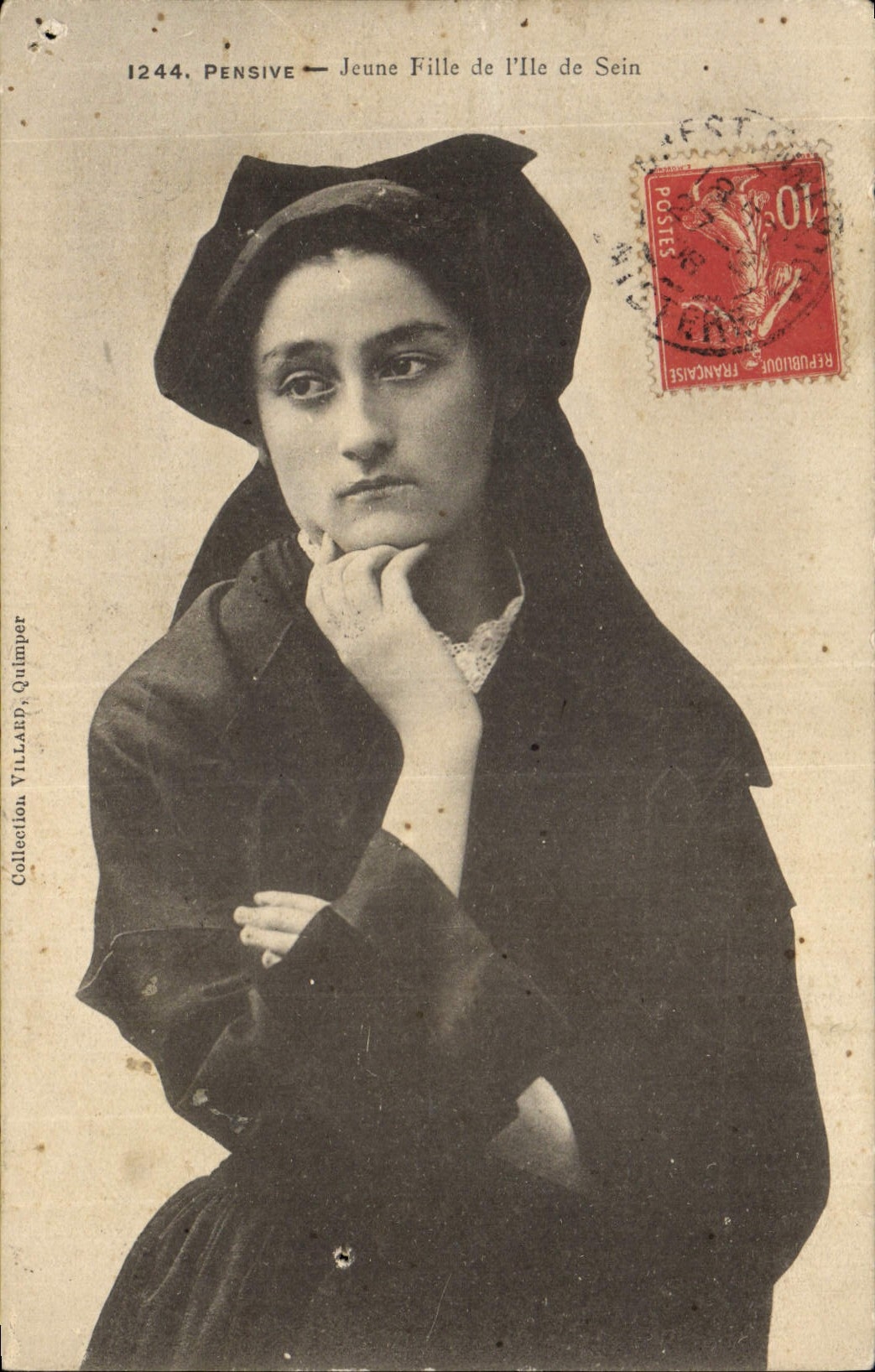 CPA Folklore Pensive Jeune fille de l'Ile de Sein 